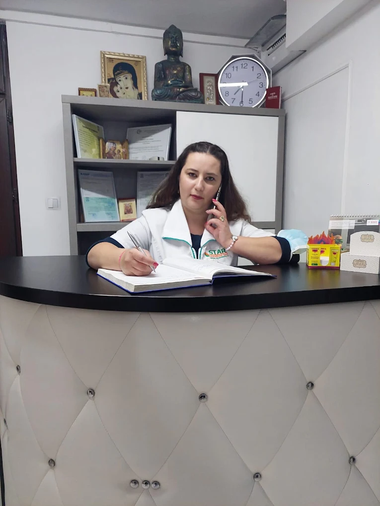 Dr. Agatha Vasai la birou