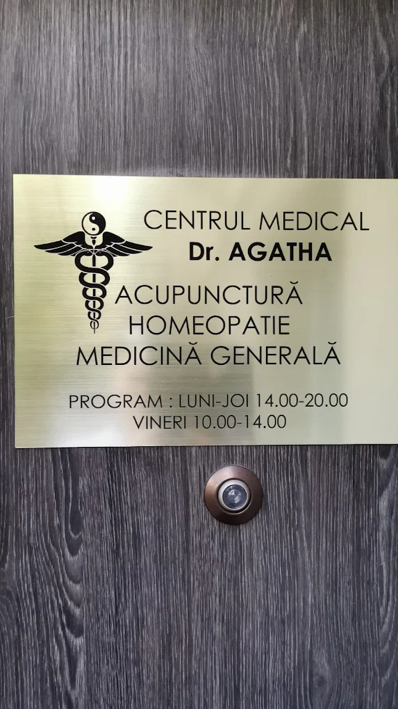 Plăcuța de la ușa centrului medical